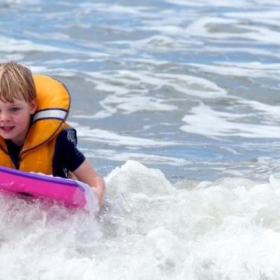 Είναι επικίνδυνα τα θαλάσσια σπορ για τα παιδιά;