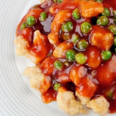 Τρυφερό κοτόπουλο με αρακά και ντοματίνια