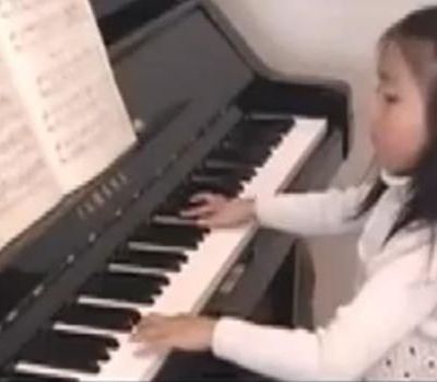 Μοναδικό! 5χρονη πιανίστρια παίζει Μπαχ!