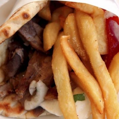 Ένα σουβλάκι με πίτα παρακαλώ… και να είναι παιδικό