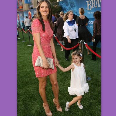 Η κόρη της Alessandra Ambrosio ποζάρει όπως η μαμά της