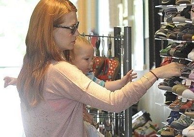 Ο γιος της January Jones φοράει τα πρώτα του παπούτσια