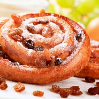 Νόστιμα σιροπιαστά ρολάκια με σταφίδες