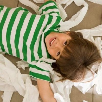 Happening με χαρτιά υγείας για τα πιτσιρίκια