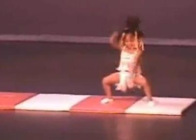 Πιτσιρίκα χορεύει σε σχολική παράσταση και ξετρελαίνει!