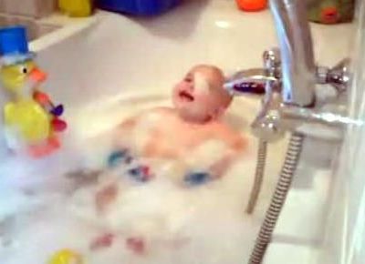 Βίντεο: Η μικρή Liza απολαμβάνει το μπάνιο της!