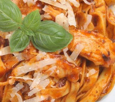 Ταλιατέλες με μπουκιές κοτόπουλου