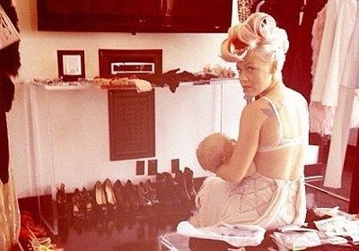 Pink: Συνεχίζει να θηλάζει την κόρη της