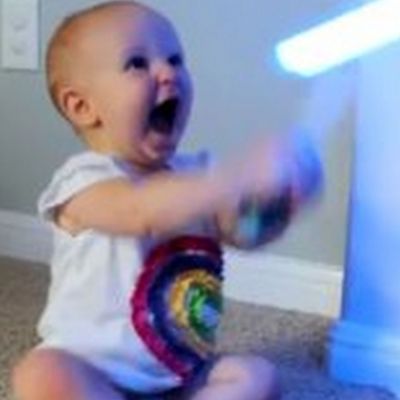 Η πιο μικρή φαν των Jedi! (video)