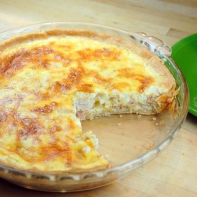 Εύκολη τάρτα με μπέικον, κοτόπουλο και τυρί