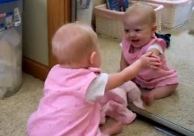 Βίντεο: Πώς αντιδρά ένα μωρό μπροστά σε έναν καθρέφτη