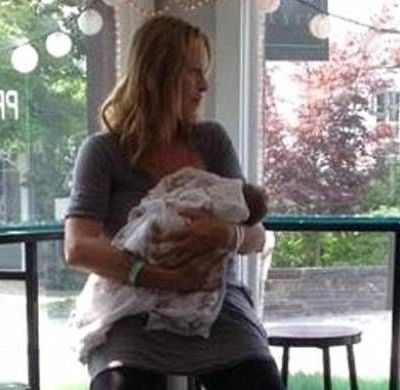 Uma Thurman: Βόλτα με την κόρη της δύο μέρες μετά τη γέννα!