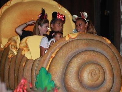 Mel B: Με τα παιδιά της στην Disneyland