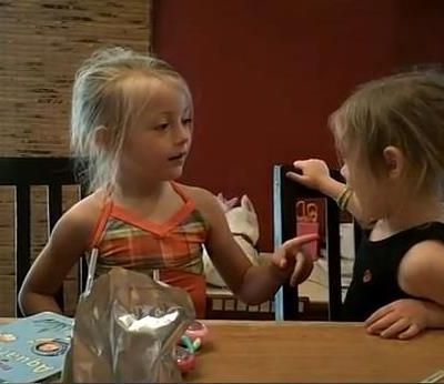Δυο κοριτσάκια προσπαθούν να πουν τη λέξη popsicle! (Δηλαδή... παγωτό)
