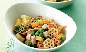 Τρίχρωμη σαλάτα με μακαρόνια