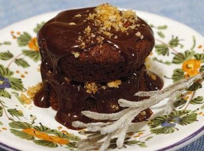 Απολαυστικό παγωμένο κέικ πραλίνας