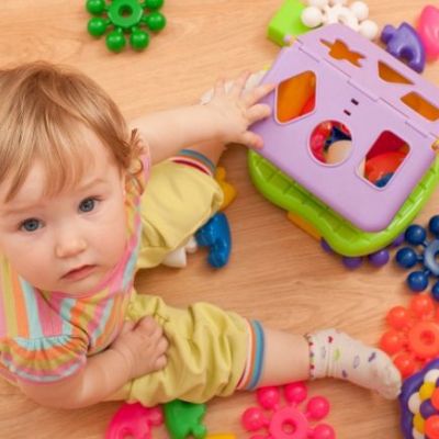 Γιατί το μωρό μου πετάει τα πάντα στο πάτωμα;