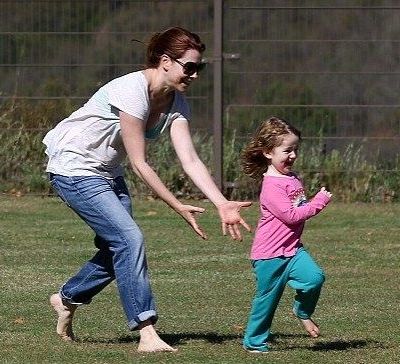 Alyson Hannigan: Παίζοντας στο πάρκο με την κόρη της