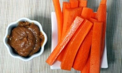 Καρότα με σως από φυστικοβούτυρο