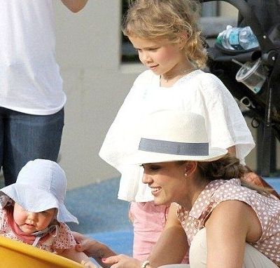 Jessica Alba: Παίζοντας με τις κόρες της στο πάρκο