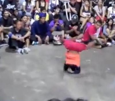 Απίστευτη κόντρα brake dance πιτσιρίκου με ενήλικα!