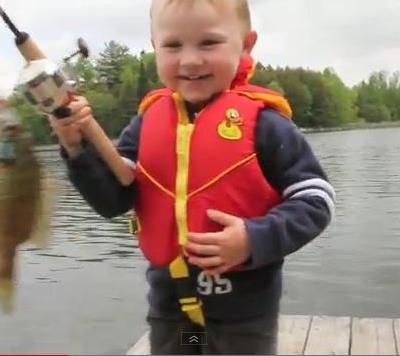 Πιάνοντας το πρώτο του ψάρι!