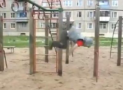 Άσχημη πτώση στην παιδική χαρά; Όχι, απλά Parkour από έναν 6χρονο!