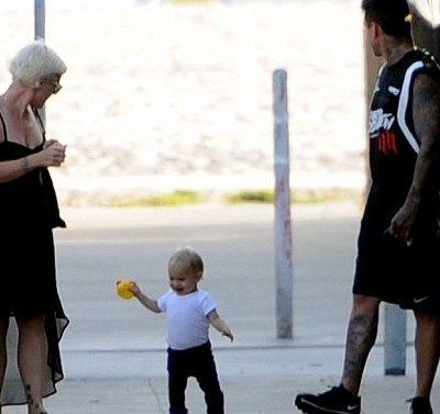 Pink: Η κόρη της περπατάει και την κυνηγάει!