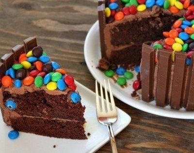 Μια πεντανόστιμη πολύχρωμη τούρτα