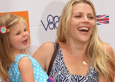 Η Busy Philipps αγοράζει για την κόρη της από το διαδίκτυο