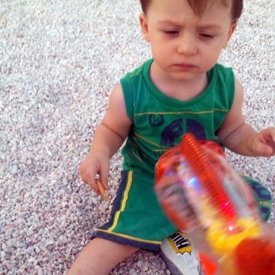 Θα τα πω όλα! Εγώ έσπασα το τζάμι στο τραπέζι του σαλονιού!