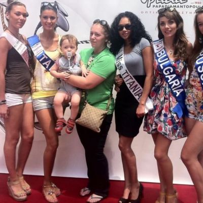 Ανάμεσα στις κούκλες του Μις Παγκόσμιος Τουρισμός! (και τη μαμά μου)