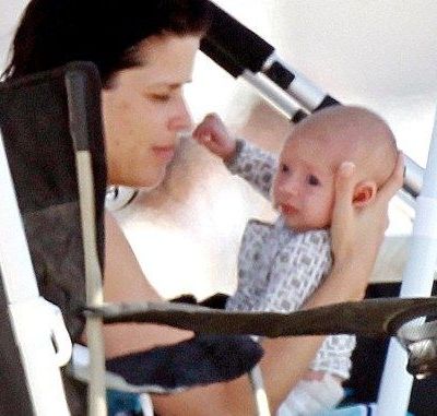 Neve Campbell: Με το νεογέννητο μωρό της στην παραλία