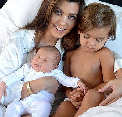 Η Kourtney Kardashian παρουσιάζει την Penelope