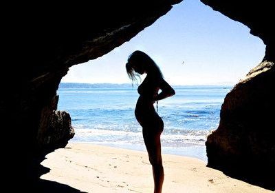 Marisa Miller: Όσο πάει και φουσκώνει η κοιλίτσα