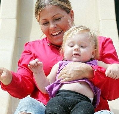 Η Nicole Eggert στις κούνιες με την κόρη της