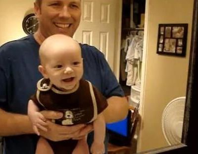 Βίντεο: Δείτε πως αντιδρά ένα μωρό όταν κοιτάζει τον εαυτό του στον καθρέφτη