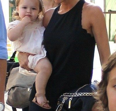 Η Harper και τα in fashion σανδάλια της!