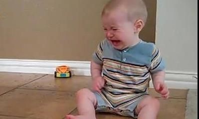 Βίντεο: Δείτε με τι τρομάζει αυτό το μωρό!