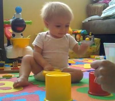 Βίντεο: Η βρεφική version του «Εδώ παπάς, εκεί παπάς, πού είναι ο παπάς;»