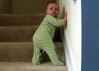 Απίστευτο βίντεο! Μπόμπιρας 5 μηνών ανεβαίνει σκαλοπάτια!