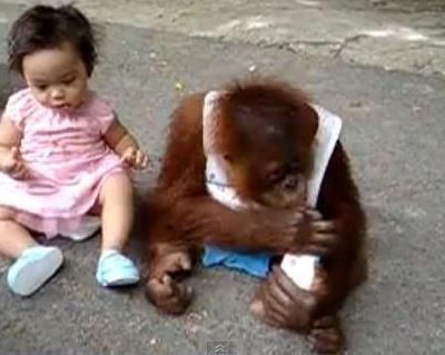 Βίντεο: «Ε… αυτό είναι το δικό μου γάλα»