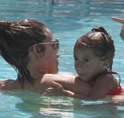 Jennifer Lopez: Παίζοντας με τα δίδυμα στην πισίνα