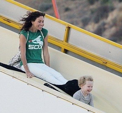 Minnie Driver: Στις τσουλήθρες με το γιο της