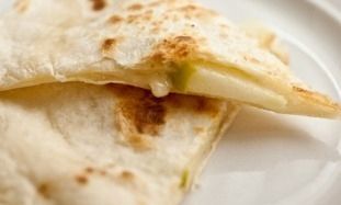 Quesadilla με τυρί και μήλο