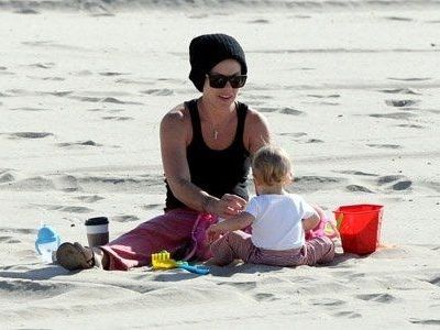 Pink: Παίζοντας στην άμμο με την κόρη της