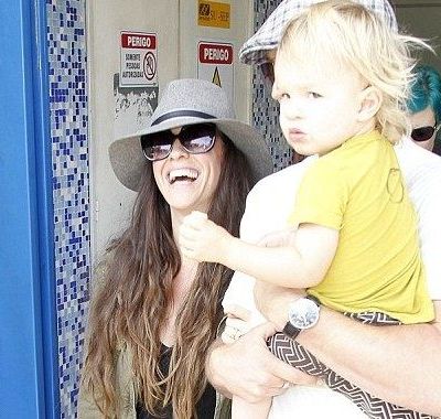 Alanis Morissette: Δεν αποχωρίζεται το γιο της ούτε στην περιοδεία της