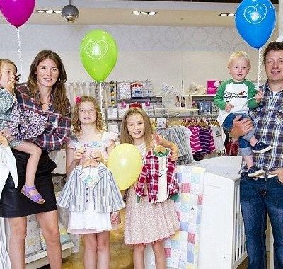 Η σύζυγος του Jamie Oliver δημιουργεί κολεξιόν για παιδιά (video)