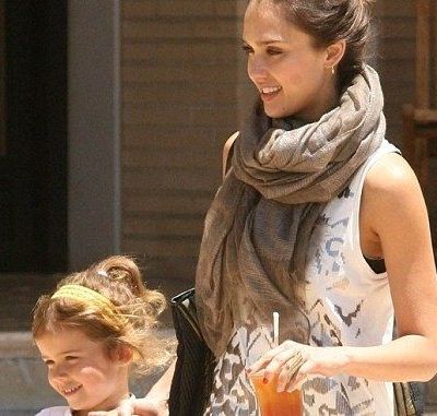 Jessica Alba: Μαθαίνει στα παιδιά της να κάνουν φιλανθρωπίες