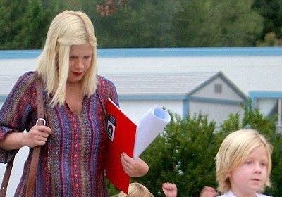 Tori Spelling: «Ανεβάζει» βίντεο με το γιο της από το νοσοκομείο